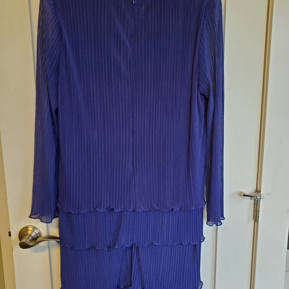 Dress - Picture 5 of 6